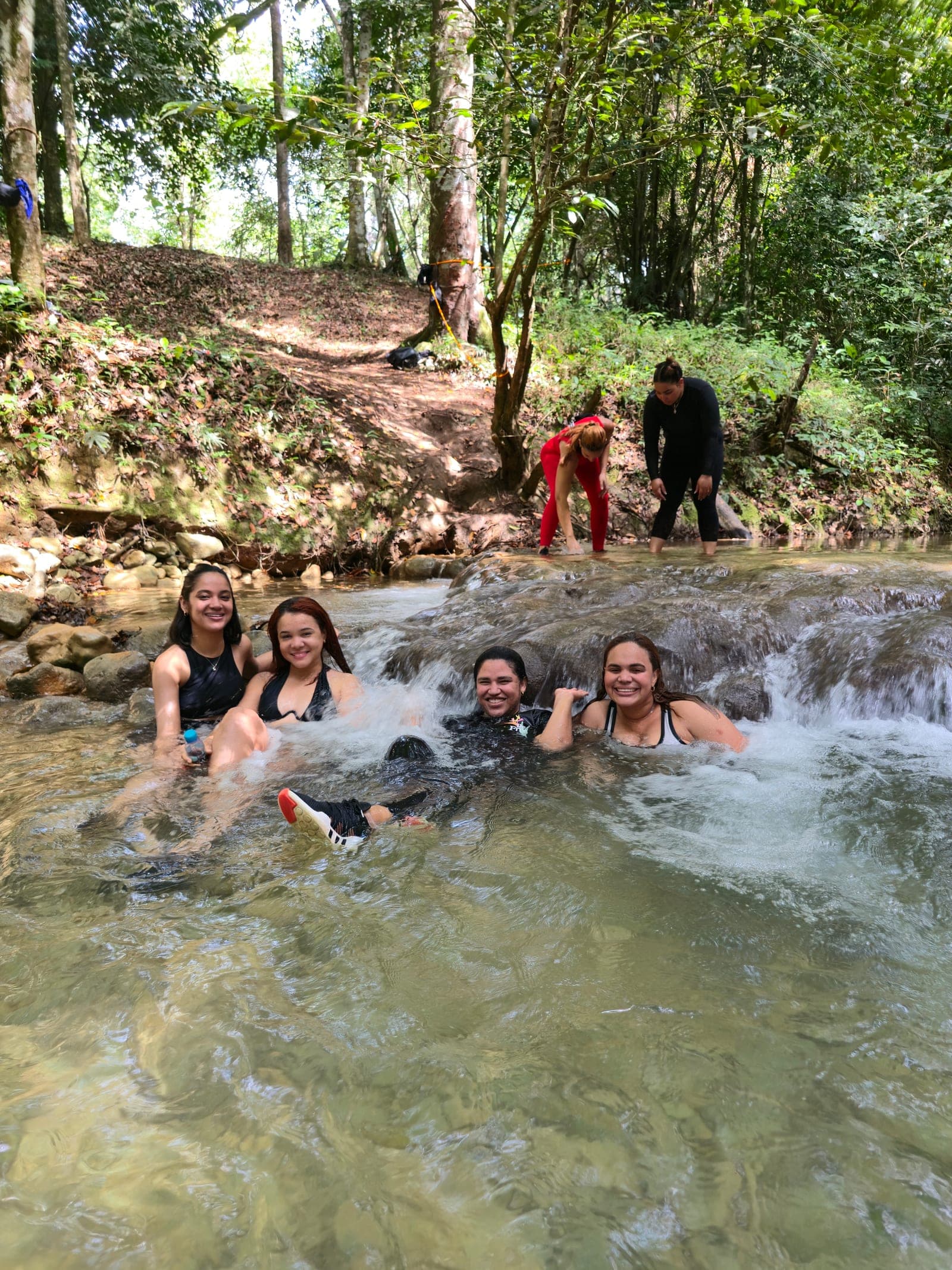 Visitantes en el rio de la ruta